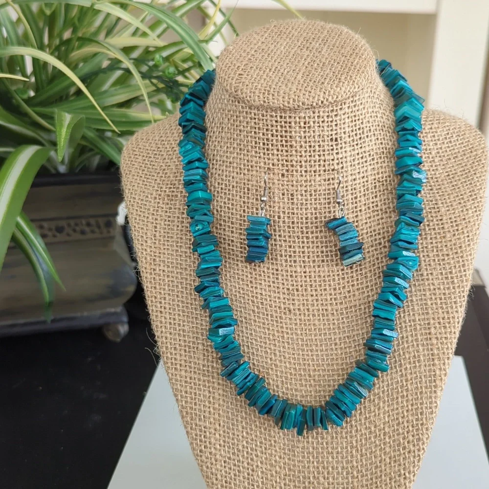 Vintage glass turquoise beaded necklace - Picture 1 of 6